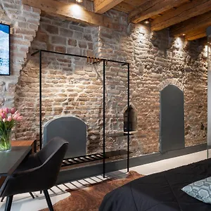 https://officine-cavour-casa-dei-leoni-centro-storico.hotelinveneto.com